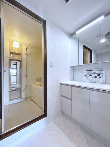 中古マンション　ヴェルビュ鶴見坦　薫小学校・第一中学校の独立洗面台|三面鏡洗面台で朝の身支度もしやすい＆収納力も◎洗面台に物を置かずすっきり清潔に保つことができます！