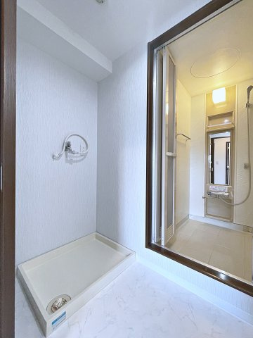 中古マンション　ヴェルビュ鶴見坦　薫小学校・第一中学校の洗面所|洗面台の反対側に洗濯機置き場がございます！