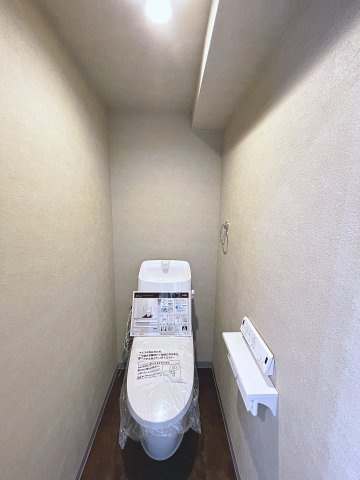 中古マンション　ヴェルビュ鶴見坦　薫小学校・第一中学校のトイレ|白を基調とした清潔感のある空間です！ペーパーホルダーが2つあるのも便利なポイントです！