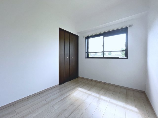 中古マンション　ヴェルビュ鶴見坦　薫小学校・第一中学校の洋室|約4.1帖の書斎スペースはコンパクトなので空調効率が高く過ごしやすいプライベートルーム！