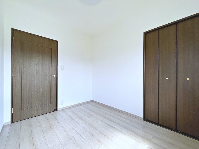中古マンション　ヴェルビュ鶴見坦　薫小学校・第一中学校の洋室|クローゼット収納も付いているのでお荷物が多くても安心です！