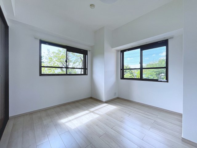 中古マンション　ヴェルビュ鶴見坦　薫小学校・第一中学校の洋室|5.3帖の洋室は角部屋なので2面採光！自然光をたっぷりとお部屋に取り込むことができます！