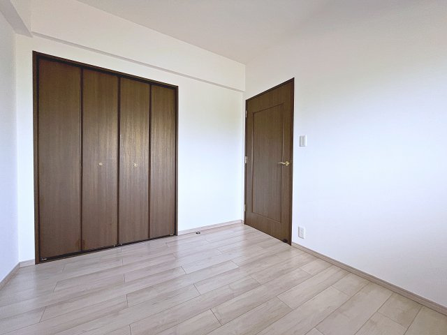 中古マンション　ヴェルビュ鶴見坦　薫小学校・第一中学校の洋室|全居室収納完備！収納が多いとお部屋もスッキリします！