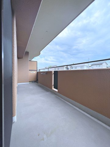 中古マンション　ヴェルビュ鶴見坦　薫小学校・第一中学校のバルコニー|南側のバルコニーは陽当たりが良くお洗濯物も良く乾きそうです！