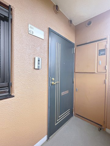 中古マンション　ヴェルビュ鶴見坦　薫小学校・第一中学校の玄関
