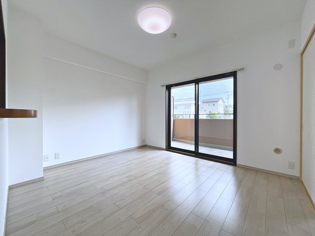 中古マンション　ヴェルビュ鶴見坦　薫小学校・第一中学校の居間・リビング|約7.7帖の使い勝手の良いリビングダイニング！