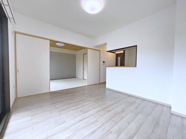 中古マンション　ヴェルビュ鶴見坦　薫小学校・第一中学校の居間・リビング|隣の和室と合わせると約13.7帖でゆったりくつろぐことができるスペースです！