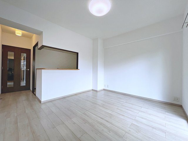 中古マンション　ヴェルビュ鶴見坦　薫小学校・第一中学校の居間・リビング|キッチンの前にダイニングテーブルを設置すれば、お料理の配膳もスムーズです！