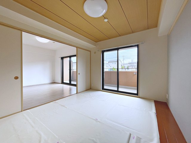中古マンション　ヴェルビュ鶴見坦　薫小学校・第一中学校の和室|大きな窓から日差しが入り気持ちの良いお部屋です！