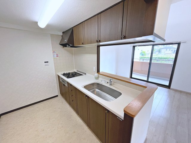 中古マンション　ヴェルビュ鶴見坦　薫小学校・第一中学校のキッチン|収納豊富なキッチンスペースはカウンターになっておりリビングを見渡すことができます！