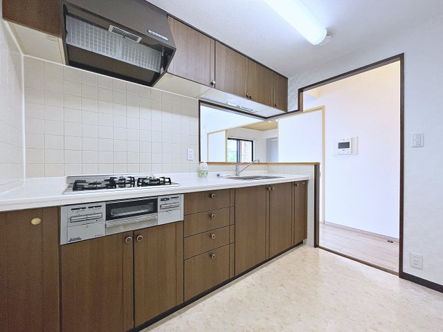 中古マンション　ヴェルビュ鶴見坦　薫小学校・第一中学校のキッチン|3口コンロ+グリルで同時に複数お料理ができ効率よく進められます！