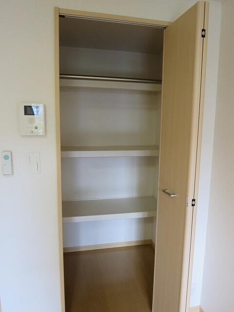 川崎市麻生区王禅寺西７丁目の賃貸マンションの収納