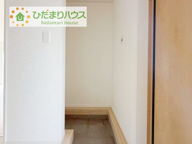 【玄関】 | 取手市宮和田第9　新築戸建　1号棟 | 土間の玄関シューズクロークならアウトドア用品やベビーカーも土汚れを気にせずスッキリ収納できます！
