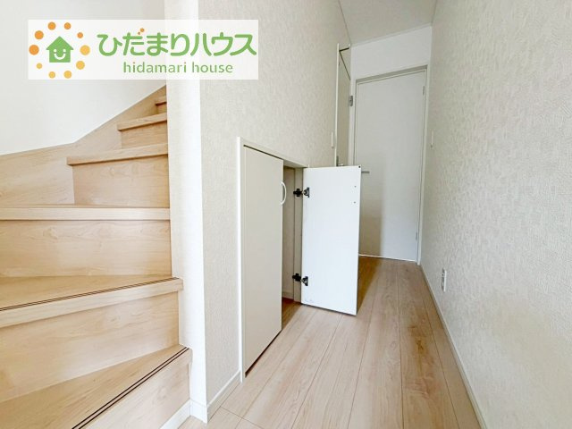 【玄関】 | 取手市宮和田第9　新築戸建　1号棟 | 便利な廊下収納があるので掃除機や買いだめする洗面所用品はもちろん、箱買いしたペットボトルまでしまえます(^^)