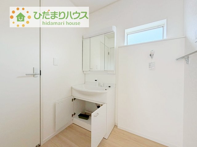 【独立洗面台】 | 取手市宮和田第9　新築戸建　1号棟 | 三面鏡の大きな鏡は憧れます(^^♪
鏡の後ろは収納となっていて、細かいものでも収納できるのでスッキリと整理できます！