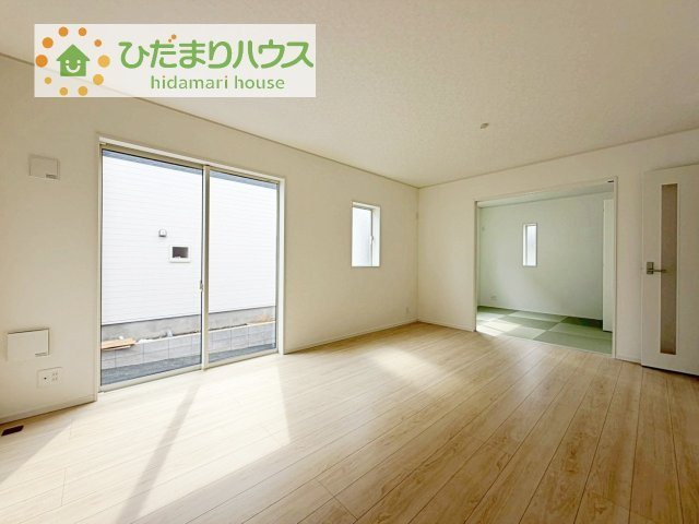 【居間・リビング】 | 取手市宮和田第9　新築戸建　1号棟 | リビングの大きな窓からは、暖かな日の光が降り注ぎます・・・