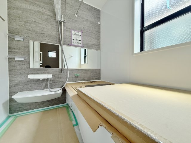 板橋区小豆沢4丁目 全2棟 1号棟の浴室|【ユニットバス】
足を伸ばしてゆったりとご入浴いただける一坪タイプのユニットバス
お子様とのご入浴も快適な広さです
