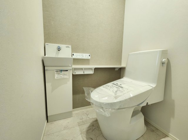 板橋区小豆沢4丁目 全2棟 1号棟のトイレ|トイレは1階・2階にございます
忙しい朝も快適に　家族みんなに優しい間取り
温水洗浄暖房便座機能付