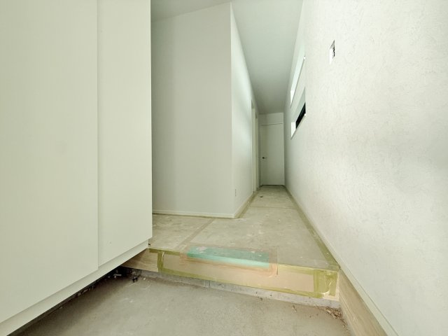 板橋区小豆沢4丁目 全2棟 1号棟の玄関|【玄関】
明るく開放的な玄関スペース
ご家族皆様の靴をしっかりと収納いただけるシューズボックス完備