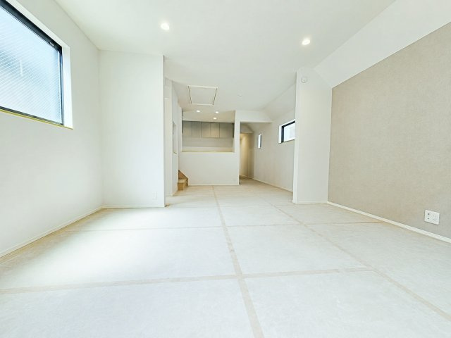 板橋区小豆沢4丁目 全2棟 1号棟の居間・リビング|【リビング】
完成に近づいてきました！
室内も只今一生懸命建築中です♪♪
階段が付き室内ご見学いただける様になりました
是非現地にて実際にご見学ください
