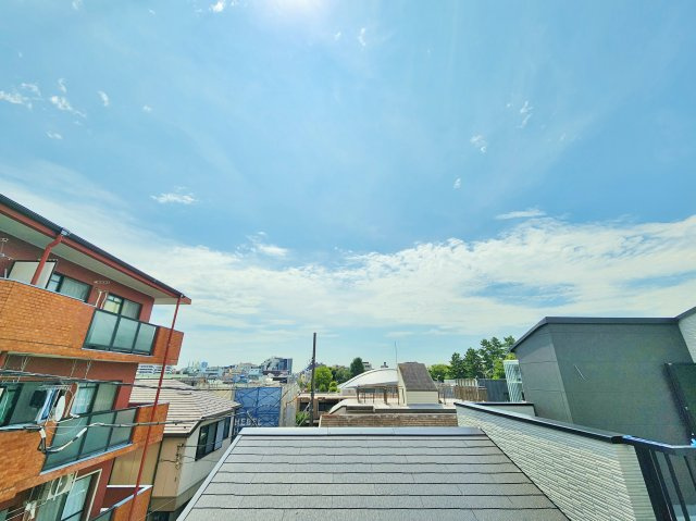 板橋区小豆沢4丁目 全2棟 1号棟の展望|【ルーフバルコニーからの眺望】
家族で楽しめる空間がつくれる大人気のルーフバルコニーからは気持ちの良い青空が望めます！