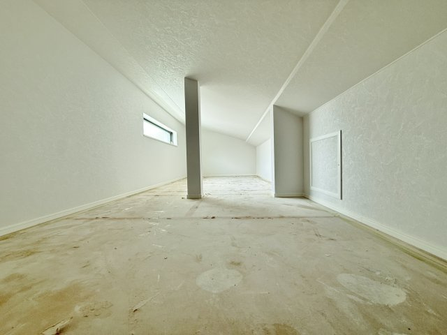 板橋区小豆沢4丁目 全2棟 1号棟の収納|【7.9帖小屋裏収納】
広々7.9帖あるので衣類の他にもたっぷりと収納いただけます