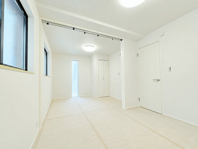 板橋区小豆沢4丁目 全2棟 1号棟の洋室|【1階4.3帖洋室】
1階4.3帖洋室はスライドウォールを開放すると約8.6帖の広々としたお部屋としても使えます
ライフスタイルに合わせて自由に空間をアレンジできるフレキシブル設計