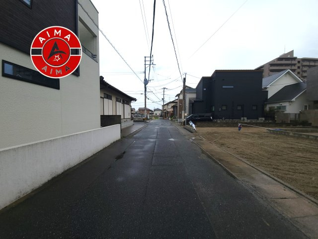 福岡市早良区次郎丸4丁目第1-3棟(3号棟)の前面道路含む現地写真|前面道路は閑静な住宅地をはしる車通りの少ない道路。お車の出し入れが苦手なママや小さなお子様にも安心ですね。しっかり舗装もされているので、ベビーカーや自転車で通っても快適に通行できます。