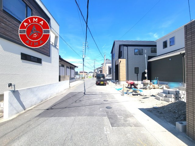 福岡市早良区次郎丸4丁目第1-3棟(3号棟)の前面道路含む現地写真|前面道路は閑静な住宅地をはしる車通りの少ない道路。お車の出し入れが苦手なママや小さなお子様にも安心ですね。しっかり舗装もされているので、ベビーカーや自転車で通っても快適に通行できます。