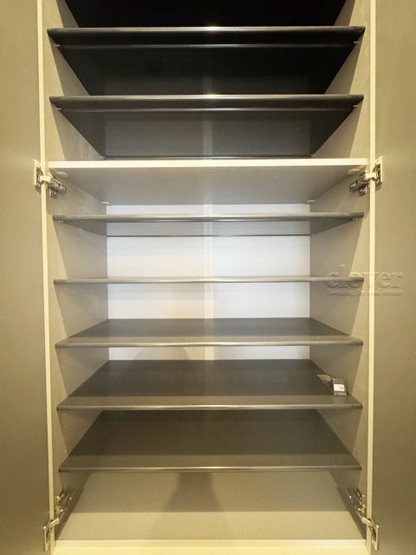 【収納】 | パレトーホー浅草 | 大型でトールタイプのシューズボックスを配しました。棚板は可変式になっており、たくさんの靴のほか、小物も収納できるゆとりがあります。～即日のご見学可能～　お問合せはお気軽にどうぞ。