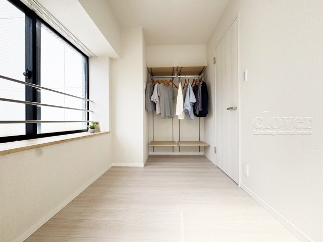 【洋室】 | パレトーホー浅草 | 窓から明るい光が差し込む洋室。ベッドを置いて個人居室にする場合は、多くの時間を過ごすことになる空間です。使い勝手や落ち着きを想像してください。～即日のご見学可能～　お問合せはお気軽にどうぞ。