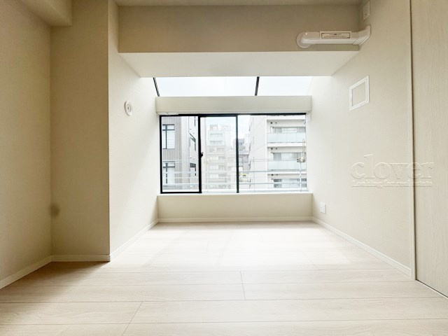 【寝室】 | パレトーホー浅草 | 窓の向こうの景色が気持ちよい洋室。実際の面積よりも広く感じられるのは、窓の向こうの景色の開放感によるものです。～即日のご見学可能～　お問合せはお気軽にどうぞ。