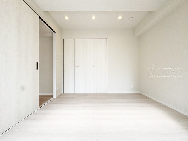 【子供部屋】 | パレトーホー浅草 | 収納スペースを備えた洋室。現地をご覧になった際には、部屋の大きさのほか、収納部分のサイズなどもご確認ください。～即日のご見学可能～　お問合せはお気軽にどうぞ。