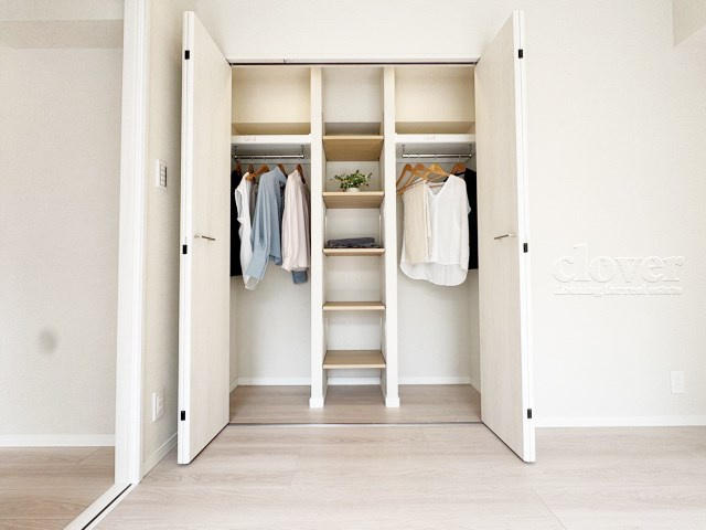 【収納】 | パレトーホー浅草 | クローゼットの画像です。大きく左右に開いた扉の開放のしやすさと、奥行きを含めた収納部分のサイズ感をぜひ現地にてご確認ください。～即日のご見学可能～　お問合せはお気軽にどうぞ。