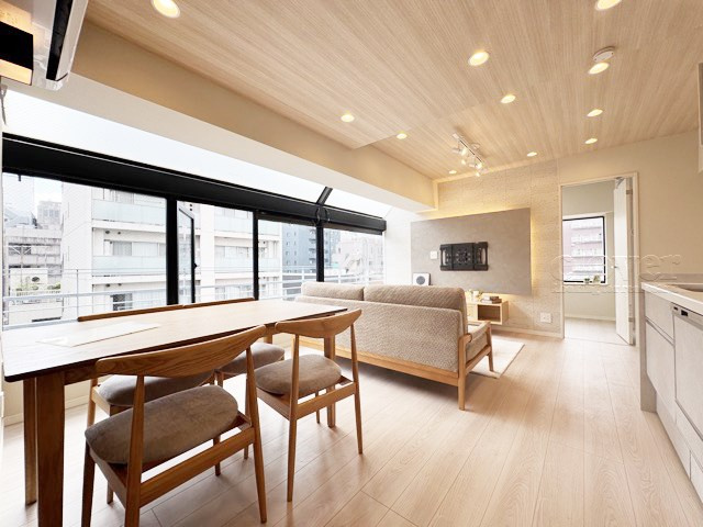 【ダイニング】 | パレトーホー浅草 | 広くスペースをとってあるLDK。この空間に、どのように家具を配置していくのかを考えるのが、住宅購入時のなによりの楽しみです。～即日のご見学可能～　お問合せはお気軽にどうぞ。