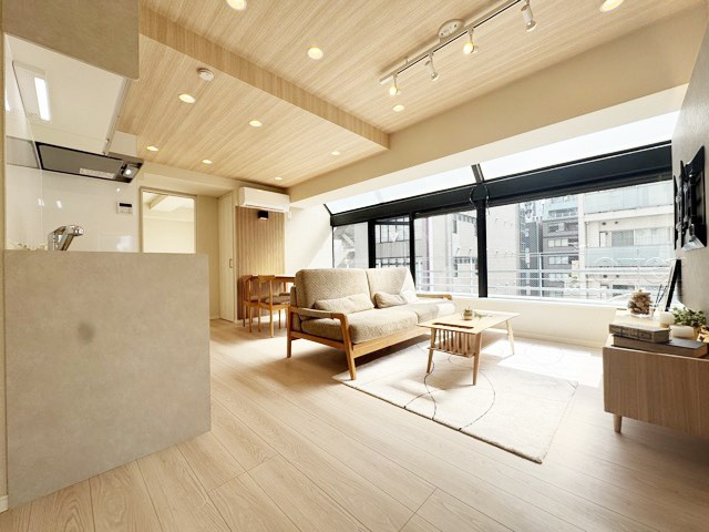 【キッチン】 | パレトーホー浅草 | くつろぎの空間であるLDKの様子。安心してくつろげるよう派手さは控えて、さりとて地味すぎもせず、あなたの生活を彩ってくれます。～即日のご見学可能～　お問合せはお気軽にどうぞ。