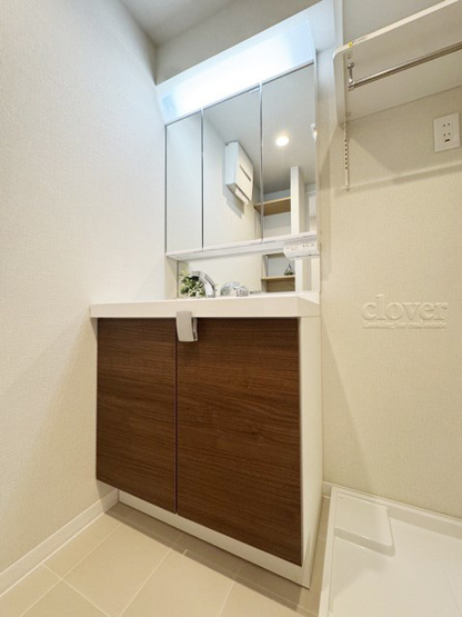 【独立洗面台】 | パレトーホー浅草 | 三面鏡タイプの独立洗面台。鏡の裏スペースは収納になっています。毎朝、鏡に映った背景自体が「新居」の喜びを増幅してくれそうです。～即日のご見学可能～　お問合せはお気軽にどうぞ。