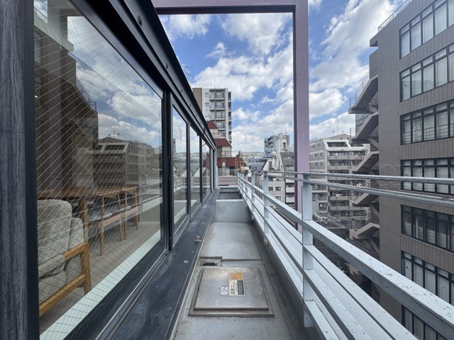 【バルコニー】 | パレトーホー浅草 | バルコニーの様子。ここからの眺めが、日々のストレスを発散してくれることでしょう。ちなみにバルコニーは専有部分ではなく「共用部分」の扱いです。～即日のご見学可能～　お問合せはお気軽にどうぞ。