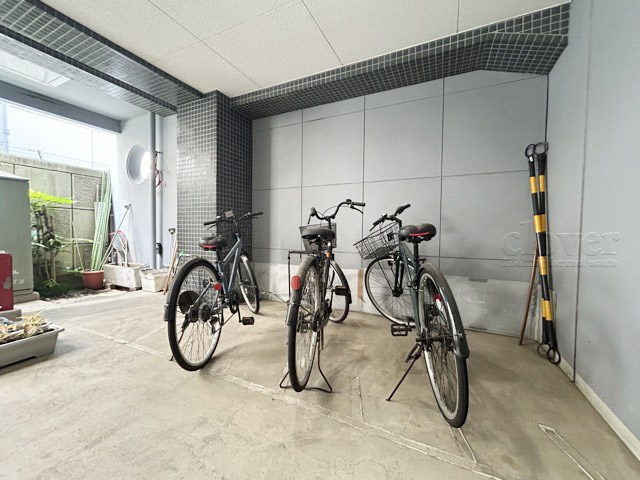 【駐輪場】 | パレトーホー浅草 | 自転車置き場。マンションの共用部にあたります。空きの有無や駐輪料金、各戸の台数制限などについては、改めてお問い合わせください。～即日のご見学可能～　お問合せはお気軽にどうぞ。
