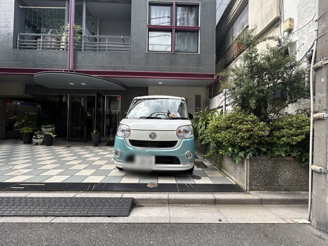 【駐車場】 | パレトーホー浅草 | マンションの駐車場スペース。空きの有無や駐車料金、サイズ規定などについては、改めてお問い合わせください。～即日のご見学可能～　お問合せはお気軽にどうぞ。
