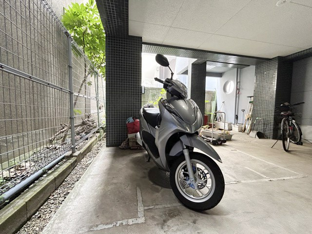 【駐車場】 | パレトーホー浅草 | バイク置き場。空き区画の有無や駐輪料金、サイズおよび排気量規定などについては、改めてお問い合わせください。～即日のご見学可能～　お問合せはお気軽にどうぞ。
