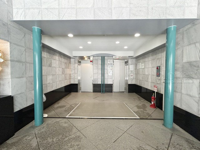 【ロビー】 | パレトーホー浅草 | 広々としたエントランスホール。入口の門をくぐった先にある、開放感と清潔感をあわせもつ空間です。お客様をお出迎えする際の、ロビーの役割も果たします。～即日のご見学可能～　お問合せはお気軽にどうぞ。
