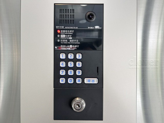【防犯設備】 | パレトーホー浅草 | 部外者の出入りを規制するオートロックの操作盤。「マンションに欲しいセキュリティ」の筆頭格です。これがあるだけで、安心感はひときわ増します。～即日のご見学可能～　お問合せはお気軽にどうぞ。
