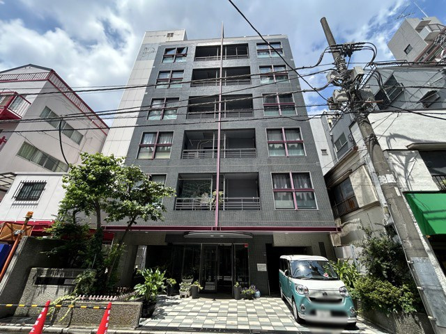 【外観】 | パレトーホー浅草 | 青空によく映える建物です。手入れの行き届いた外壁やマンション正面エントランスなど、綺麗な姿をぜひ一度、現地にてご覧ください。～即日のご見学可能～　お問合せはお気軽にどうぞ。
