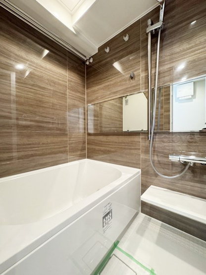 【浴室】 | パレトーホー浅草 | 疲れと汚れを落として明日への活力を蓄える、癒しの空間＝バスルーム。とても大切な設備です。浴槽も洗い場も美しく整っています。～即日のご見学可能～　お問合せはお気軽にどうぞ。