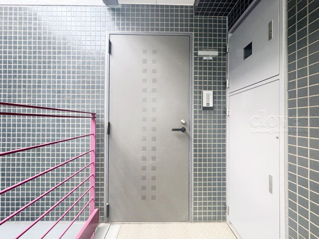 【その他共用部分】 | パレトーホー浅草 | 皆様をお迎えする、お部屋の玄関ドア。開けやすさや開放角度、ドアノブの操作しやすさや鍵の形状などを、現地で一度ご確認ください。～即日のご見学可能～　お問合せはお気軽にどうぞ。