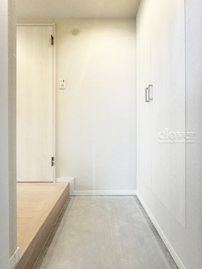 【玄関】 | パレトーホー浅草 | 玄関ドアを背に、廊下と室内を望みます。ナチュラル系の色合いを重視した内装のイメージをご確認ください。お部屋の第一印象やイメージを決定づける空間です。～即日のご見学可能～　お問合せはお気軽にどうぞ。