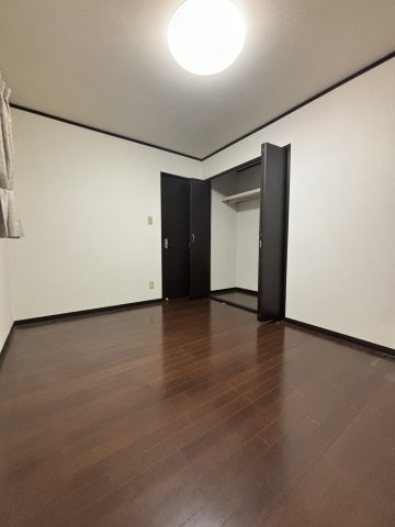 ●鈴鹿市安塚町 中古戸建ての洋室