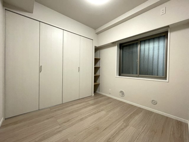カッコイイ照明で飾るイケてる内装は、気持ちも昂る！思わず人を呼びたくもなっちゃう、これぞ、ＴＨＥモテ部屋な、『ナイスヒルズコート三ッ沢片倉』リノベーションの洋室|落ち着いた色調の洋室です