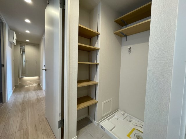 カッコイイ照明で飾るイケてる内装は、気持ちも昂る！思わず人を呼びたくもなっちゃう、これぞ、ＴＨＥモテ部屋な、『ナイスヒルズコート三ッ沢片倉』リノベーションのランドリースペース